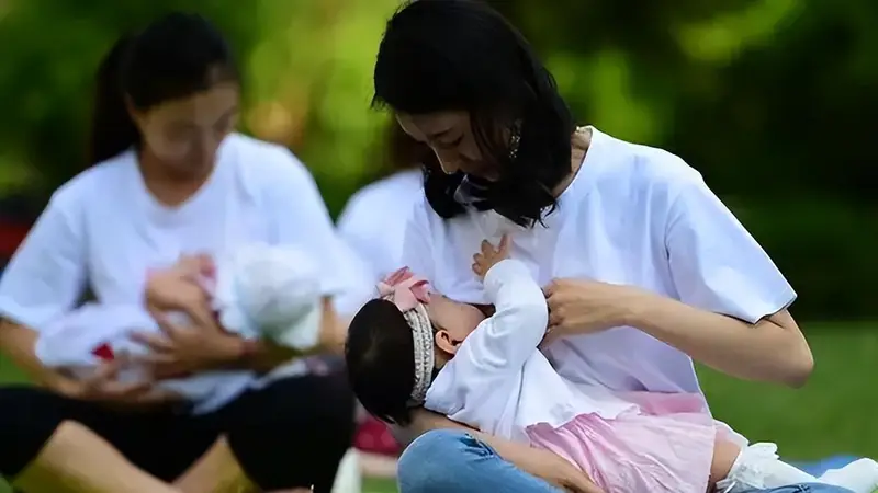 宝妈路边用方巾遮身喂母乳 遭小区两女劝改用奶粉