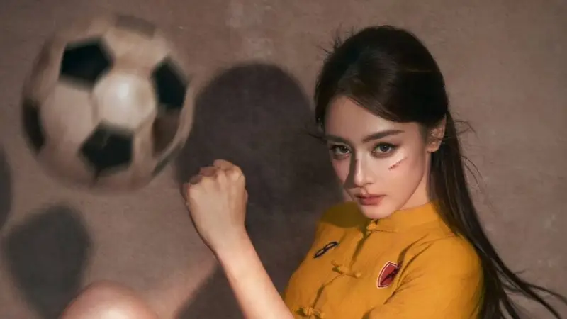 2026年7月28日 迪丽热巴拿下《VOGUE》单人双封 成90后女艺人五刊全满贯第一人