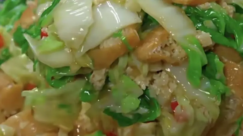 白菜焖油豆腐:家常鲜香菜 清甜软糯好下饭