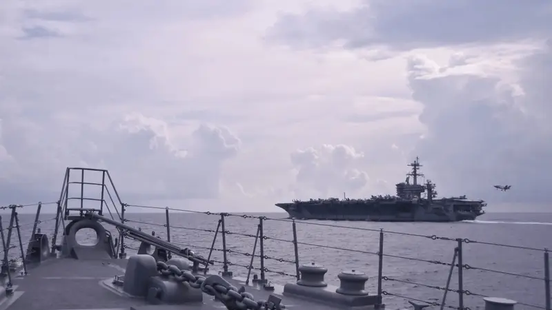 7月22日美航母“华盛顿”号穿越吕宋海峡驶入南海 东风-17借建军99周年宣传片展示实力