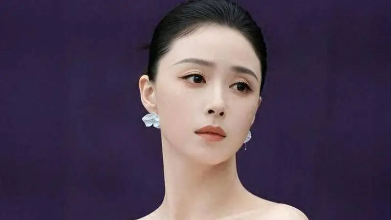 43岁蒋欣释夏季清凉写真魅力 尽显丰腴美人风采