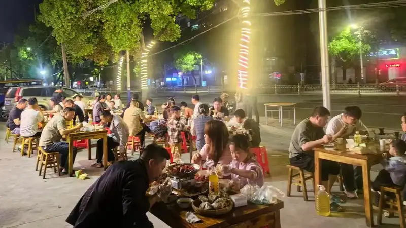 夜市曝高危小吃名单:毛蛋致儿童性早熟,常温提拉米苏引发集体中毒,海鲜烧烤藏隐忧