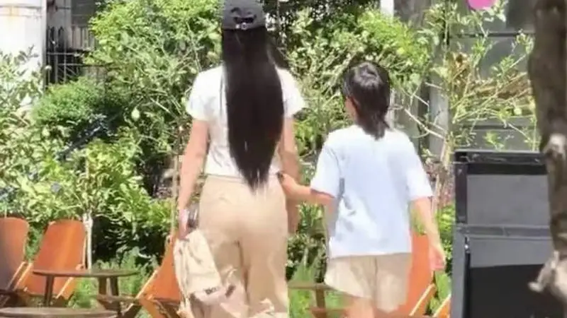 1日Angelababy带小海绵上海逛街被偶遇 母子牵手散步画面温馨