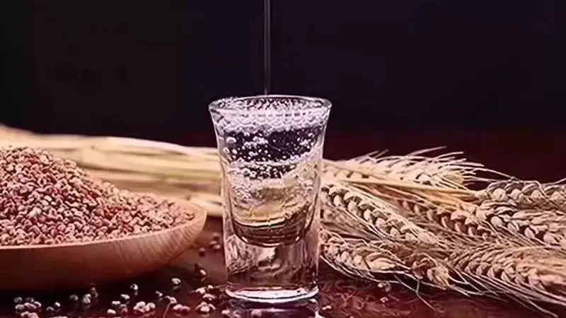 专业酿酒指南：固态发酵白酒健康饮用全攻略