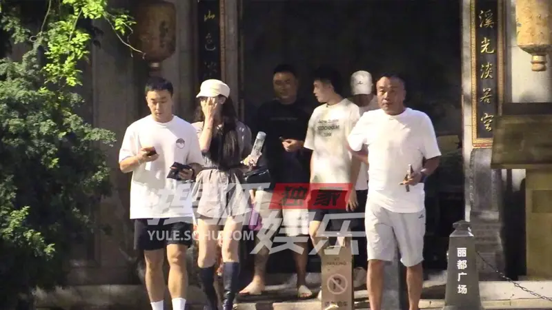 释小龙深夜携友聚餐后出行 全程谈笑状态佳