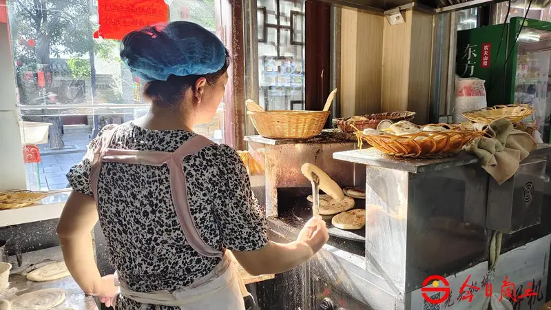 商丘古城卢氏百年缸炉烧饼 纯手工制作传艺七代成非遗文化印记