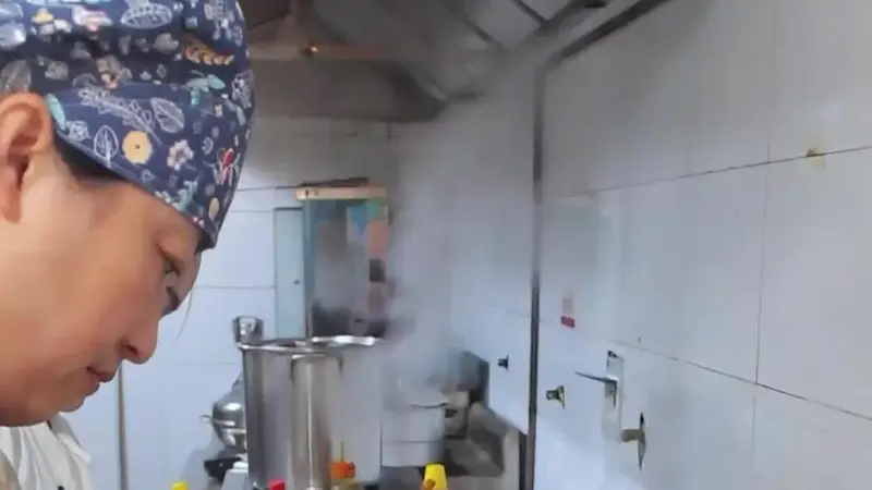 北京卤味凉菜实操培训班 猪头肉猪耳朵拌制技术现场教学