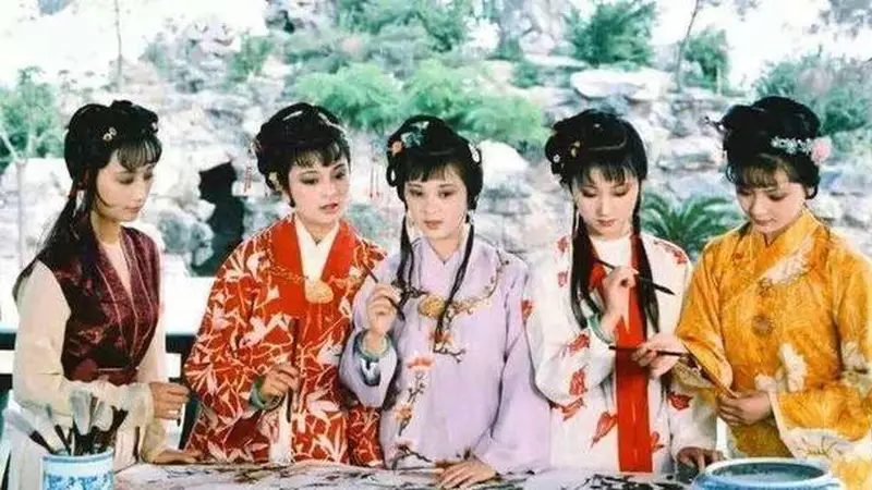 红楼梦》四大家族兴衰，贾家表象繁盛隐伏危机，薛家狐假虎威终成笑柄，甄家暗线牵起全局关键脉络