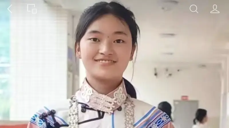 彝族女孩高考放榜后第一件事竟是喂猪,武汉大学点赞!
