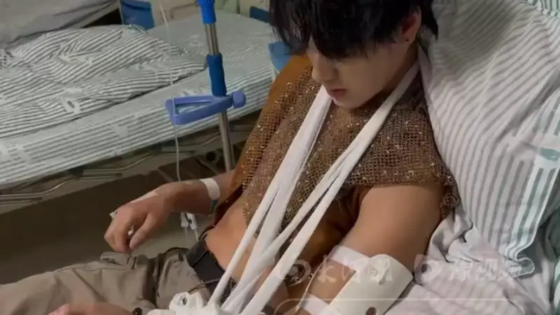 甘肃一景区NPC与游客互动被掰断手臂:对方提出掰手腕,突然发力致其胳膊骨折并晕倒,事后又遭拉黑