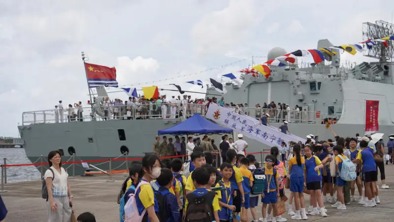 战舰列香江 赤心向家国——海军舰艇编队位香港举行舰艇开放活动见闻