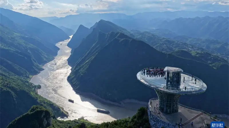 湖北巴东：金色三峡引游人