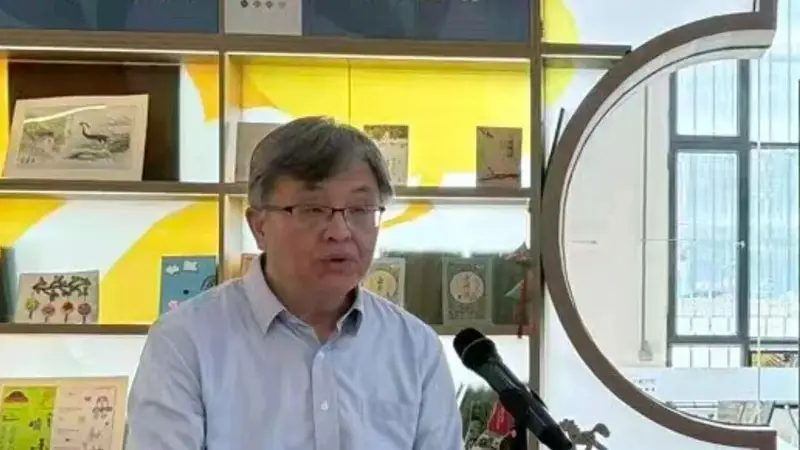 书香越天山，情暖胡杨间——上海图书馆向巴楚县胡杨书院捐赠精品书籍