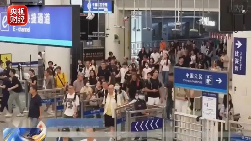 国外热到难熬？老外扎堆来中国纳凉