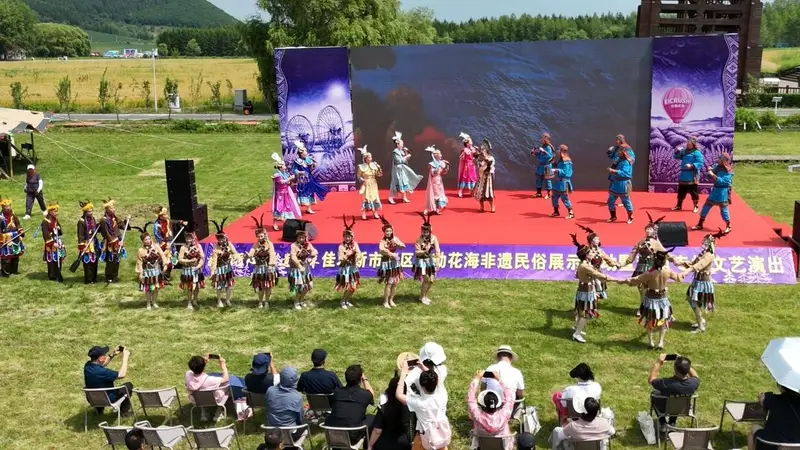 赫韵匠心点亮花海:佳木斯达勒花海沉浸式非遗活动精彩上演