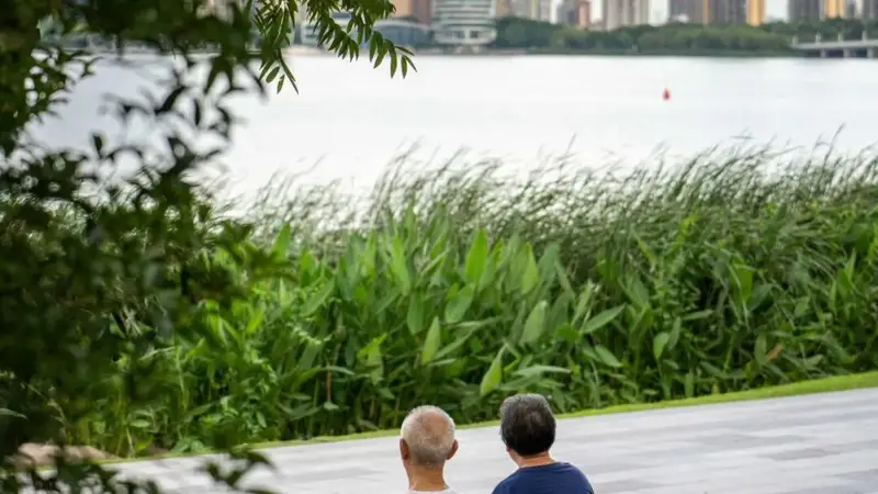 一椅两人共赏姑苏湖景致