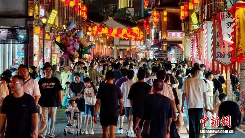 福建漳州古城暑期游人如织