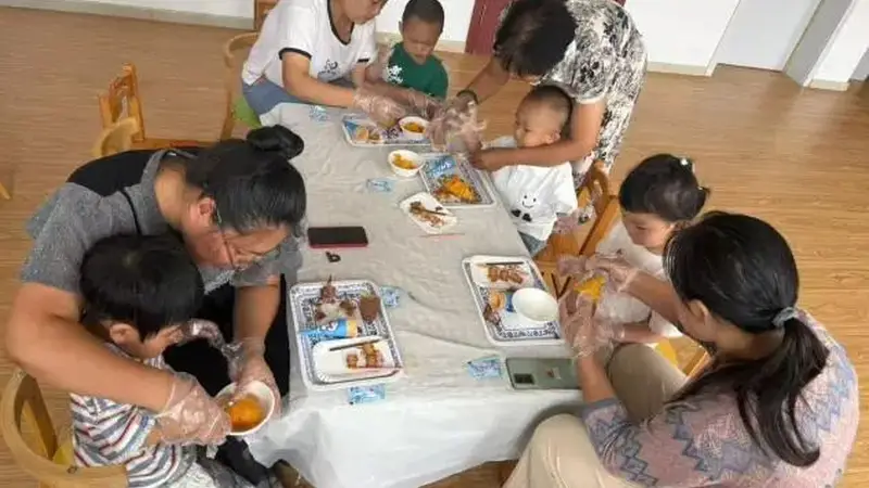 辉山街道冯道社区与辉山中心幼儿园携手开展“薯”你最甜亲子食育预托课,制作红薯冰淇淋