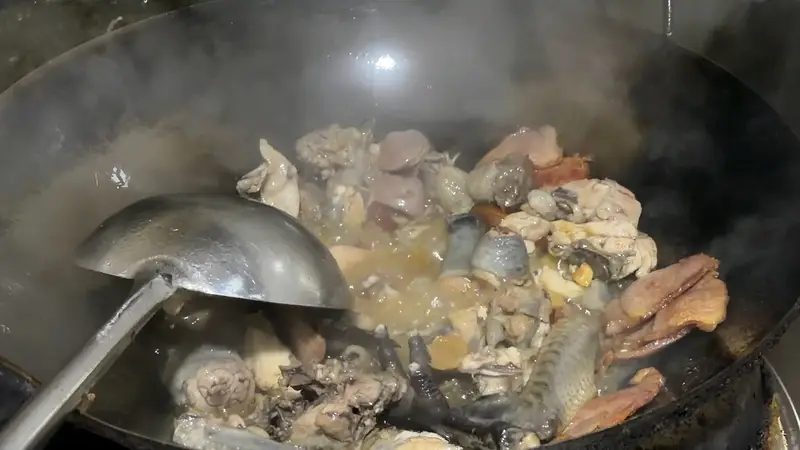 临沧凤庆雨季限定野生红菌 煮鸡成当地待客招牌菜