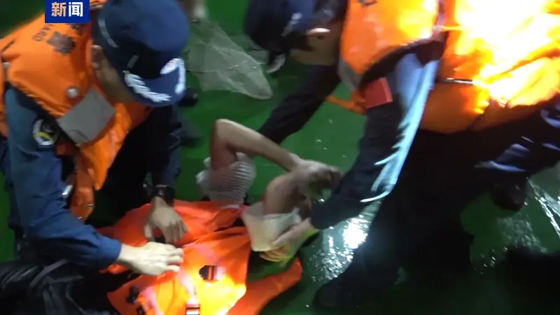 南海搜救不停歇 中国海警夜间救起2名越南落水船员