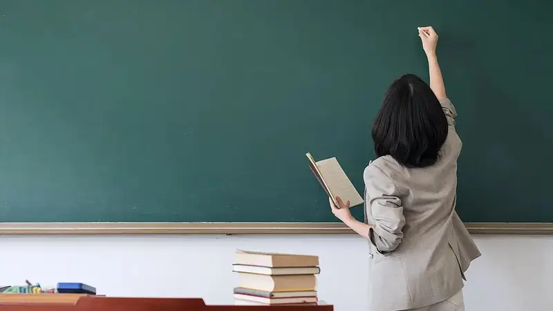 上海推行小学教师转岗初中 全国小学师资已连续两年缩减
