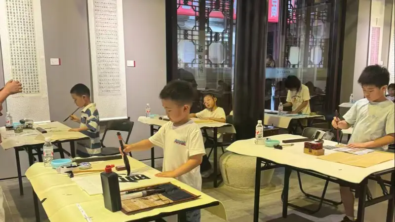 上海百余件书法作品亮相 见证胡问遂杯传承之路