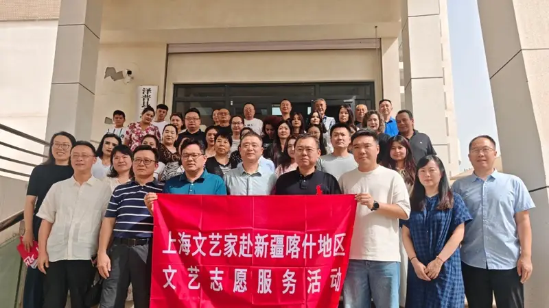 沪喀文艺结对润疆 上海摄影家赴泽普采风赋能文旅