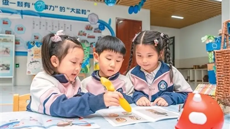 儿童依赖电子产品“带娃” 早用设备易致情绪社交多问题