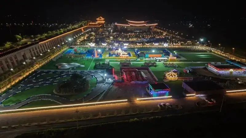 甘肃庆阳民俗文化园夜市人流涌动 夜间经济火升温