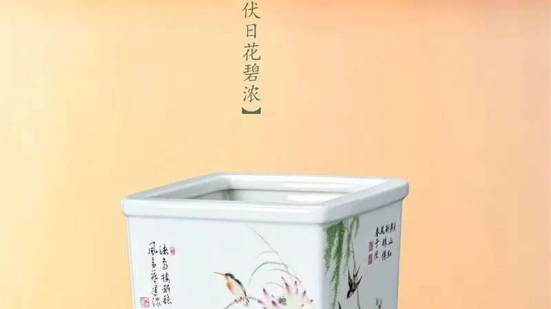 立秋暑气未散 广州博物馆藏民国瓷绘现荷香浓韵