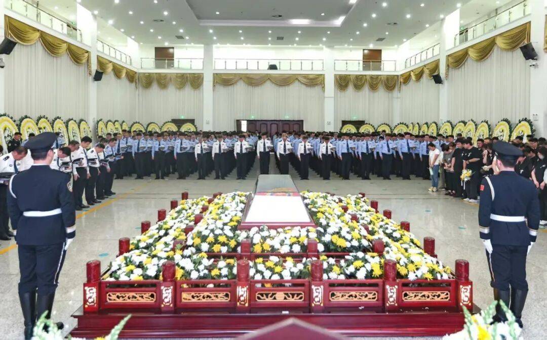 民警唐万羴拦截违法逃窜车辆时被撞牺牲，年仅22岁，去年7月刚参加工作