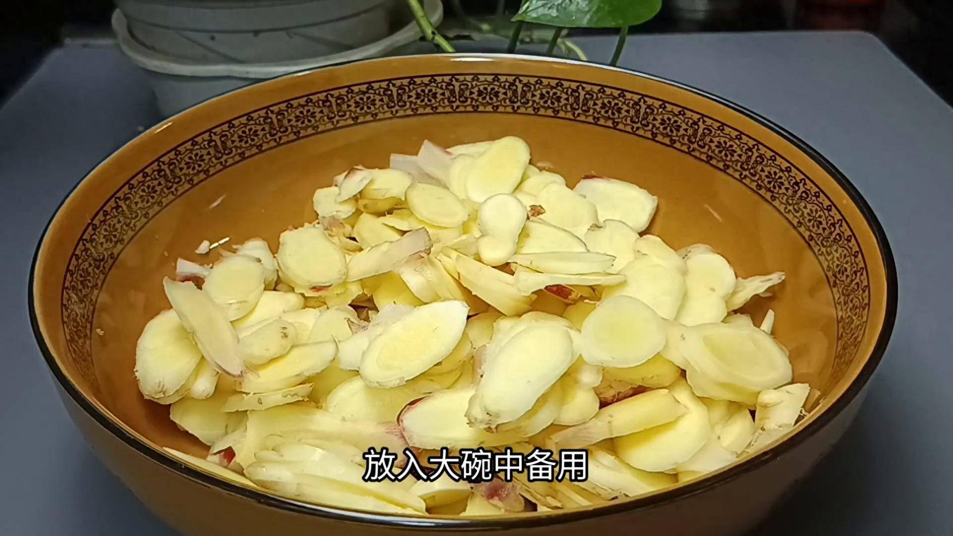 仔姜这样做成小咸菜，口感脆嫩，鲜甜香辣，下饭吃馒头都非...